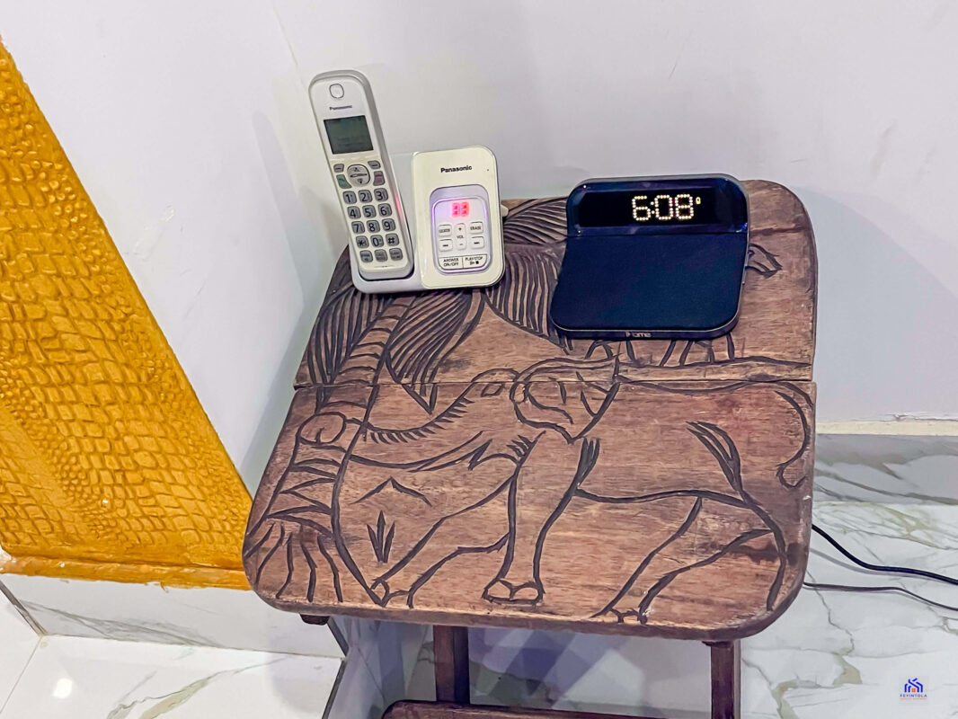 1st Apt Charger & Phone